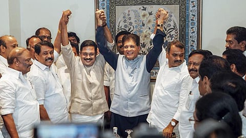 என்டிஏ-வில் தினகரன்... அடையாளத்தை தொலைக்கிறதா அமமுக?