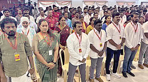 சென்னை தாம்பரம் அடுத்த சேலையூரில் நாம் தமிழர் கட்சி நிர்வாகிகளின் கலந்தாய்வுக் கூட்டத்தில் பங்கேற்ற சீமான்.