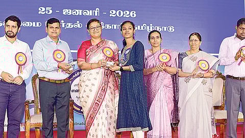 தேசிய வாக்காளர் தின விழாவில் புதிய வாக்காளர்களுக்கு வாக்காளர் அட்டையை தலைமை தேர்தல் அலுவலர் அர்ச்சனா பட்நாயக் நேற்று வழங்கினார். இதில் மாவட்ட தேர்தல் அலுவலர் ஜெ.குமரகுருபரன், ஆட்சியர் ரஷ்மி சித்தார்த் ஜகடே உட்பட உயர் அதிகாரிகள் பங்கேற்றனர்.