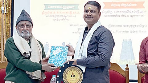 வாராணசி ஆணையர் ராஜலிங்கத்துக்கு ‘சங்கத் தமிழன்’ விருது!