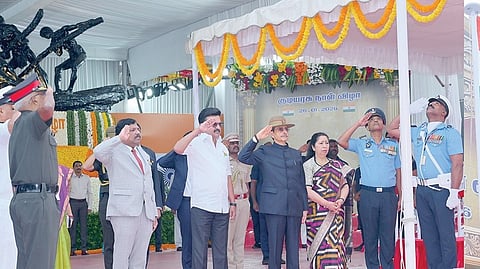 சென்னை மெரினா கடற்கரை காமராஜர் சாலையில் நேற்று நடைபெற்ற குடியரசு தின விழாவில் தேசியக் கொடியை ஆளுநர் ஆர்.என்.ரவி ஏற்றிவைத்து மரியாதை செலுத்தினார். உடன் முதல்வர் மு.க.ஸ்டாலின், தலைமைச் செயலர் நா.முருகானந்தம் உள்ளிட்டோர்.