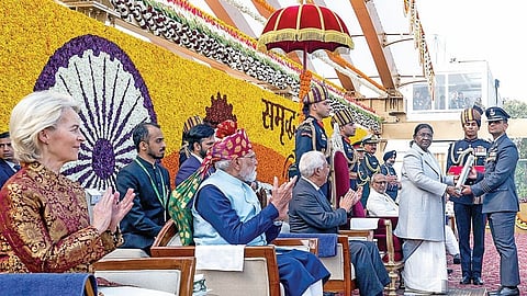 டெல்லியில் நேற்று நடந்த குடியரசு தின விழாவில், சர்வதேச விண்வெளி மையம் சென்று திரும்பிய ஷுபான்ஷு சுக்லாவுக்கு ‘அசோக சக்ரா’ விருதை குடியரசுத் தலைவர் திரவுபதி முர்மு வழங்கினார். அருகில், பிரதமர் மோடி, ஐரோப்பிய ஆணைய தலைவர் உர்சுலா வான் டெர் லேயன், ஐரோப்பிய கவுன்சில் தலைவர் அந்தோனியோ கோஸ்டா ஆகியோர்.படம்: பிடிஐ