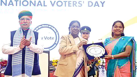 டெல்லியில் நேற்று நடைபெற்ற விழாவில், தேசிய அளவிலான சிறந்த மாவட்ட தேர்தல் விருதை குடியரசுத் தலைவர் திரவுபதி முர்முவிடம், தஞ்சாவூர் ஆட்சியர் பா.பிரியங்கா பங்கஜம் பெற்றுக் கொண்டார்.