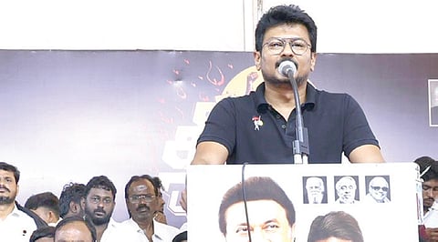 திருவொற்றியூரில் நடைபெற்ற வீரவணக்க நாள் பொதுக்கூட்டத்தில் துணை முதல்வர் உதயநிதி ஸ்டாலின் உரையாற்றினார். அருகில் மாவட்டச் செயலாளர் மாதவரம் எஸ்.சுதர்சனம்.