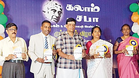 சென்னை, வியாசர்பாடியில் உள்ள கலாம் சபா நூலகம் சார்பில் நேற்று நடைபெற்ற முப்பெரும் விழாவில் ராணுவ விஞ்ஞானி வி.டில்லிபாபு எழுதிய ‘வெள்ளோட்டம் வெல்லட்டும்’ நூலை சென்னை வானிலை ஆய்வு மைய முன்னாள் இயக்குநர் எஸ்.ஆர்.ரமணன் வெளியிட்டார். உடன் காவல்துறை ஐஜி சாமுண்டீஸ்வரி, இந்துஸ்தான் விமானவியல் நிறுவன தலைமை மேலாளர் க.செல்வி உள்ளிட்டோர்.