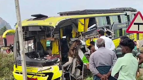 சாலையோரம் நின்றிருந்த பேருந்து மீது ஆம்னி பேருந்து மோதியதில் 3 பேர் உயிரிழப்பு