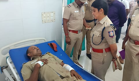 கொட்டு ராஜா என்கவுன்டர்: காயமடைந்த உதவி ஆய்வாளருக்கு எஸ்பி அனிதா நேரில் ஆறுதல்!