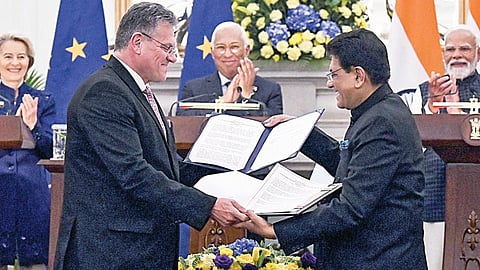 பிரதமர் நரேந்திர மோடி, ஐரோப்பிய கவுன்சில் தலைவர் அந்தோனியோ கோஸ்டா மற்றும் ஐரோப்பிய ஆணையத் தலைவர் உர்சுலா வான் டெர் லேயன் ஆகியோர் முன்னிலையில் தடையற்ற வர்த்தக ஒப்பந்த ஆவணங்களை பரிமாறிக்கொண்ட மத்திய வர்த்தகம் மற்றும் தொழில்துறை அமைச்சர் பியூஷ் கோயல் (வலது) மற்றும் ஐரோப்பிய வர்த்தகம் மற்றும் பொருளாதாரப் பாதுகாப்பு ஆணையர் மாரோஸ் செஃப்கோவிக்.படம்: பிடிஐ