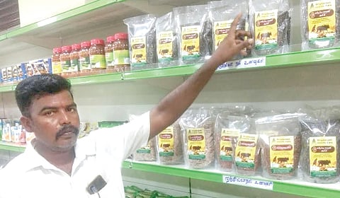 மதிப்புக்கூட்டப்பட்ட பொருட்களுடன் வீரத்தமிழன்.