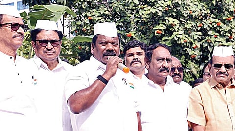 சத்தியமூர்த்தி பவனில் நேற்று நடைபெற்ற குடியரசு தின விழாவில்...