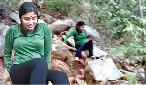 தீபமலை மீது சின்னத் திரை நடிகை அர்ச்சனா.