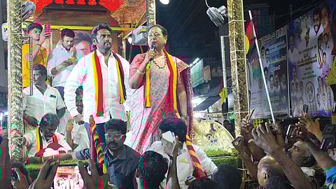 சாத்தூரில் பொதுமக்களிடம் பேசிய தேமுதிக பொதுச்செயலாளர் பிரேமலதா. அருகில், விஜயபிரபாகரன்.