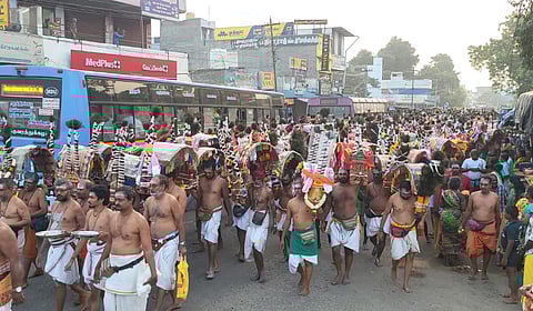 காவடி எடுத்து வழிபாடு