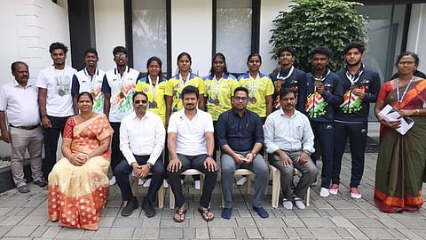 விளையாட்டு வீரர்களுக்கு ரூ.8 லட்சம் நிதியுதவி: துணை முதல்வர் உதயநிதி வழங்கினார்