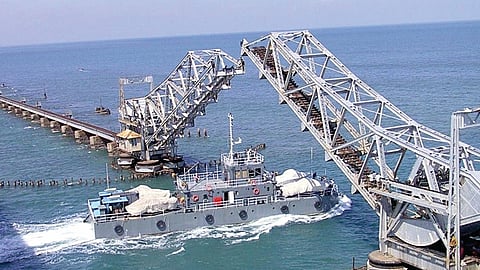 பாம்பனில் உள்ள பழைய ரயில் பாலம் (கோப்பு படம்)