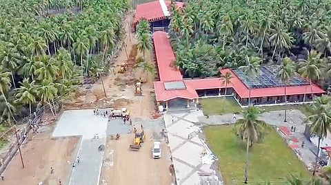 கீழடியில் தனியார் தென்னந்தோப்பில் அமைந்துள்ள திறந்தவெளி அகழ் வைப்பகம்.