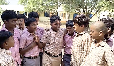 வெள்ளிக்குறிச்சி அரசு உயர்நிலைப் பள்ளியில் சக மாணவர்களுடன் அமெரிக்க மாணவர் மெல்வின் ராஜ்குமார்.