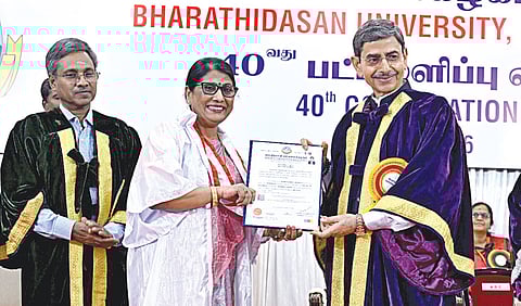 திருச்சி பாரதிதாசன் பல்கலை.யில் நேற்று நடைபெற்ற பட்டமளிப்பு விழாவில் உயர் நீதிமன்ற நீதிபதி ஆர்.என்.மஞ்சுளாவுக்கு முனைவர் பட்டம் வழங்கினார் ஆளுநர் ஆர்.என்.ரவி. உடன், நாக் கமிட்டி இயக்குநர் ஜி.கண்ணபிரான். | படம்: எம்.மூர்த்தி |