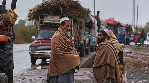 வடமேற்கு பாகிஸ்தானில் இருந்து 70,000 பேர் வெளியேற்றம் - தலிபான்களுக்கு எதிராக ராணுவம் நடவடிக்கையா?