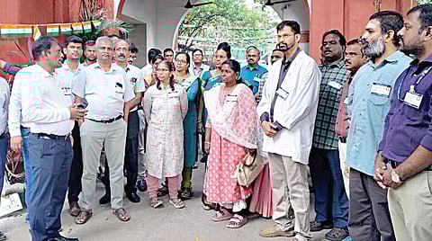 சென்னை அரசு ஸ்டான்லி மருத்துவமனையில், கோரிக்கைகளை நிறைவேற்றக் கோரி 48 மணி நேர உண்ணாவிரதப் போராட்டத்தை தொடங்கிய அரசு மருத்துவர்கள்.