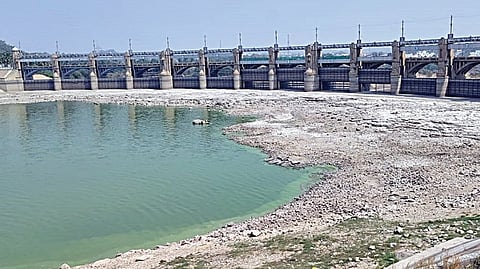 மேட்டூர் அணை நீர்மட்டம் 92.91 அடியாக சரிந்த நிலையில், நீரின்றி பாறைகளுடன் காட்சியளிக்கும் 16 கண் மதகு பகுதி.