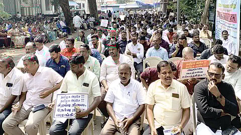 6 அம்ச கோரிக்கைகளை வலியுறுத்தி கிராம நிர்வாக அலுவலர்கள் 2-வது நாளாக காத்திருப்பு போராட்டம்