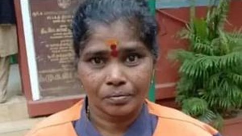 45 பவுன் நகையை எடுத்து போலீஸாரிடம் ஒப்படைத்த தூய்மைப் பணியாளர் பத்மாவை கவுரவித்த அஞ்சல்துறை