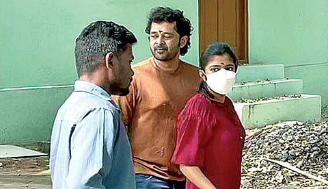 திருவண்ணாமலை வனச்சரகர் அலுவலகத்துக்கு விசாரணைக்காக வந்த சின்னத்திரை நடிகர்கள் அர்ச்சனா, அருண் பிரசாத்.