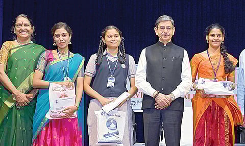 பாரதிய வித்யாபவன் சென்னை கேந்திரா சார்பில் நடைபெற்ற ‘கல்விக்கூடங்களில் கம்பர் விருது' வழங்கும் விழாவில், மாநில அளவில் நடைபெற்ற கம்பராமாயணம் ஒப்புவித்தல் போட்டியில் வெற்றி பெற்ற மாணவிகளுக்கு ஆளுநர் ஆர்.என்.ரவி பரிசுகளை வழங்கினார். உடன், ‘இந்து’ என்.ரவி, சுதா சேஷய்யன், கே.என்.ராமசாமி, வெங்கடாச்சலம், பி.ஜி.சுப்பிரமணியம் ஆகியோர்.