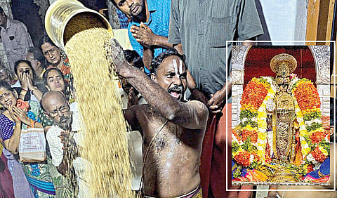 ஸ்ரீரங்கம் ரங்கநாதர் கோயிலில் நடைபெற்ற நெல் அளவை கண்டருளல் நிகழ்ச்சி. (உள்படம்) சிறப்பு அலங்காரத்தில் உபய நாச்சியார்களுடன் நம்பெருமாள்.