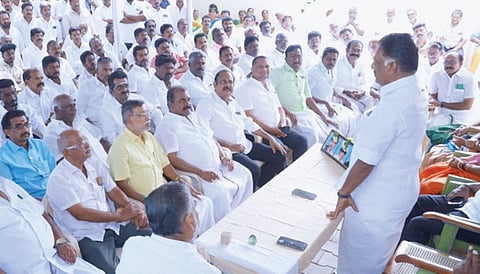 பெரியகுளத்தில் தனது ஆதரவாளர்களுடன் ஓபிஎஸ் நேற்று ஆலோசனை நடத்தினார்.