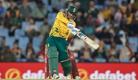 மேட்சுக்கு முன் பேட்களை மறந்து விட்டுச் சென்ற டி காக்! - பிரேவிஸ் பேட்டில் 115 விளாசிய கதை!