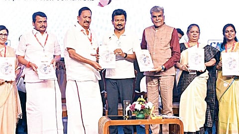 கோவை கொடிசியாவில் நேற்று தொடங்கிய சர்வதேச ஜவுளி மாநாட்டில் ஒருங்கிணைந்த புதிய ஜவுளிக்கொள்கை அறிக்கையை வெளியிட்ட துணை முதல்வர் உதயநிதி ஸ்டாலின், அமைச்சர் ஆர்.காந்தி, செந்தில்பாலாஜி எம்.எல்.ஏ., ஏஇபிசி தலைவர் ஆ.சக்தி வேல், மாநகராட்சி மேயர் கா.ரங்கநாயகி ராமச்சந்திரன், கைத்தறி, துணிநூல் கதர்துறை செயலர் வே.அமுதவல்லி, துணி நூல்துறை ஆணையர் இரா.லலிதா,தென்னிந்திய நூற்பாலைகள் சங்கத்தின் துரை பழனிச்சாமி உள்ளிட்டோர். படம்: ஜெ.மனோகரன்