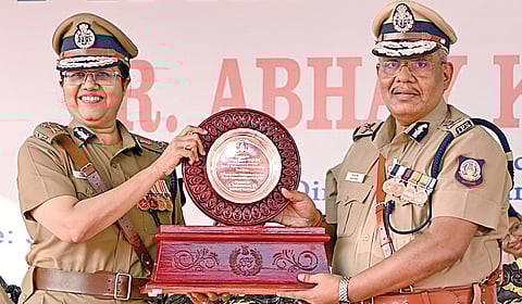 லஞ்ச ஒழிப்புத்துறை டிஜிபி-யாக பணியாற்றி ஓய்வு பெற்ற அபய் குமார் சிங்குக்கு பிரிவு உபச்சார விழாவில் தீயணைப்புத்துறை இயக்குநர் சீமா அகர்வால் நினைவுப் பரிவு வழங்கினார்.