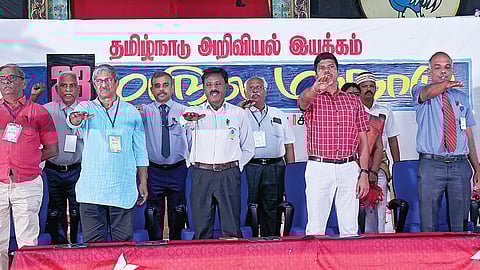 சிவகாசியில் நேற்று ெதாடங்கிய தமிழ்நாடு அறிவியல் இயக்கத்தின் 23-வது மாநில மாநாட்டில், காந்தியடிகள் நினைவுநாளை முன்னிட்டு வன்முறை ஒழிப்பு உறுதிமொழி ஏற்றுக்கொண்ட விருதுநகர் மாவட்ட ஆட்சியர் என்.ஓ.சுகபுத்ரா மற்றும் அறிவியல் இயக்க நிர்வாகிகள்.