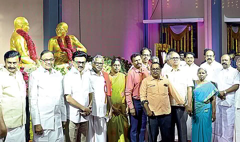 சிவகங்கை மாவட்டம் சிறாவயலில் ஜீவா நினைவரங்கை திறந்து வைத்த முதல்வர் மு.க.ஸ்டாலின். அருகில் அமைச்சர்கள் சிவ.வீ.மெய்யநாதன், மு.பெ.சாமிநாதன், முன்னாள் மத்திய அமைச்சர் ப.சிதம்பரம், இந்திய கம்யூனிஸ்ட் முன்னாள் மாநில செயலாளர் முத்தரசன் உள்ளிட்டோர். | படம்: எல்.பாலச்சந்தர் |