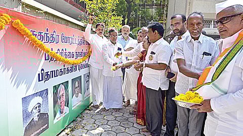 தமிழ்நாடு சுதந்திர போராட்ட வீரர்கள் வாரிசுகள் நலக் கூட்டமைப்பு சார்பில், மகாத்மா காந்தியின் நினைவு தினத்தையொட்டி, சுதந்திர போராட்ட தியாகிகளை கவுரவிக்கும் விழா சென்னை எழும்பூரில் நேற்று நடைபெற்றது. இதில் விடுதலை போராட்ட காலத்தில் முக்கிய பங்காற்றிய ‘தி இந்து’ நாளிதழின் நிறுவனர் எஸ்.கஸ்தூரிரங்க ஐயங்கார் உள்ளிட்டோருக்கு தமிழக காங்கிரஸ் துணைத் தலைவர் பொன். கிருஷ்ணமூர்த்தி, இந்திய தேசிய காங்கிரஸ் தொழிற்சங்க தலைவர் பன்னீர்செல்வம் மற்றும் கூட்டமைப்பின் மாநில பொதுச்செயலாளர் பா.ஞானவேல், ஒருங்கிணைப்பாளர் அப்துல் ஹரிஷ், மாவட்ட தலைவர் வெங்கடசாயி ஆகியோர் மலர் அஞ்சலி செலுத்தினர். படம்: எஸ்.சத்தியசீலன்