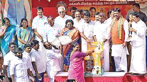 பாஜக தேர்தல் அறிக்கைக்காக மக்களிடமிருந்து கருத்து கேட்பதற்காக, தனித்தனி பிரச்சார வாகனத்தை மத்திய தகவல் மற்றும் ஒலிபரப்புத்துறை, இணை அமைச்சர் எல்.முருகன் கொடியசைத்து தொடங்கி வைத்தார். உடன் பாஜக மாநிலத் தலைவர் நயினார் நாகேந்திரன், தேசிய பார்வையாளர் அரவிந்த் மேனன், முன்னாள் ஆளுநர் தமிழிசை சவுந்தரராஜன் உள்ளிட்டோர். | படம்: ம.பிரபு |