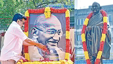 எழும்பூர், அரசு அருங்காட்சியகத்தில் மகாத்மா காந்தி படத்துக்கு முதல்வர் மு.க.ஸ்டாலின் மலர்தூவி மரியாதை செலுத்தினார்.