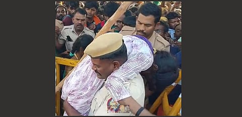 பழநி தைப்பூசத் திருவிழாவில் கூட்ட நெரிசலில் சிக்கி மயங்கி விழுந்த பக்தர்கள்