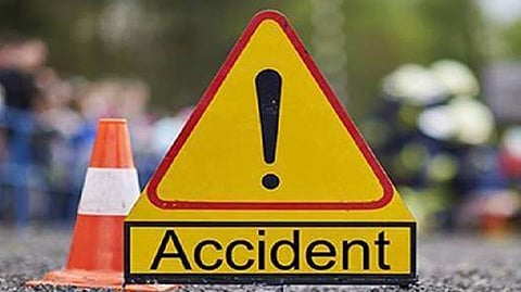 சென்னை: லாரி சக்கரத்தில் சிக்கி திமுக நிர்வாகி உயிரிழப்பு