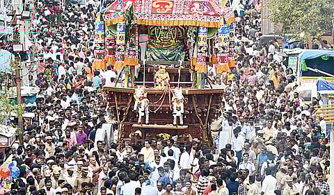 பழநி தைப்பூசத் திருவிழாவையொட்டி பெரியநாயகியம்மன் கோயில் அருகே ரத வீதியில் பக்தர்கள் வெள்ளத்தில் மிதந்து வந்த தேர். (உள்படம்) தேரில் சிறப்பு அலங்காரத்தில் எழுந்தருளிய வள்ளி, தெய்வானை சமேத முத்துக்குமார சுவாமி. | படங்கள்: நா.தங்கரத்தினம் |