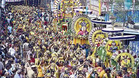 தைப்பூசத்தை ஒட்டி, சென்னை வடபழனி முருகன் கோயிலில் பால்குடம் எடுத்து தீ மிதித்து, அலகு குத்தி ஊர்வலமாக வந்த பக்தர்கள் கூட்டம். | படங்கள்: எஸ்.சத்தியசீலன் |