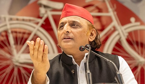 மத்திய பட்ஜெட்டால் பங்குகள் எவ்வளவு வீழ்ச்சி அடையும்? - அகிலேஷ் கேள்வி