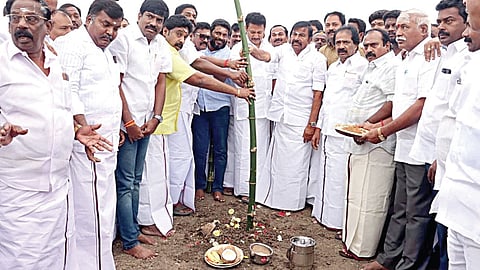 திருச்சி சிறுகனூரில் நேற்று நடைபெற்ற திமுக மாநில மாநாட்டுக்கான பந்தல்கால் நடும் நிகழ்வில் பங்கேற்ற அமைச்சர்கள் கே.என்.நேரு, அன்பில் மகேஸ் பொய்யாமொழி உள்ளிட்டோர்.