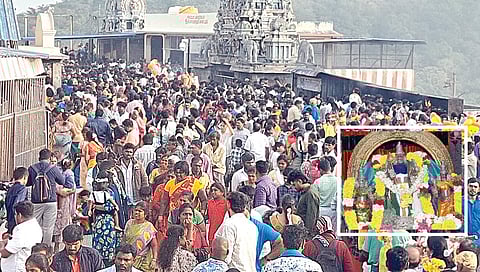 தைப்பூசத்தை முன்னிட்டு, முருகனின் அறுபடை வீடுகளில், 5-ம் படை வீடான திருத்தணி சுப்பிரமணிய சுவாமி கோயிலில் நேற்று லட்சக்கணக்கான பக்தர்கள் திரண்டு சுவாமி தரிசனம் செய்தனர். (உள்படம்) காவடி மண்டபத்தில் எழுந்தருளிய உற்சவர் சண்முகர்.