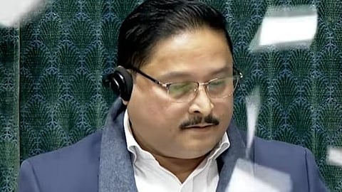 இடைநீக்கத்துக்கு எதிர்ப்பு தெரிவித்து காங்கிரஸ் எம்பிக்கள் காகிதங்களை வீசி எறிந்தனர்.