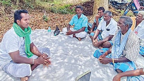 இயற்கை வேளாண்மை குறித்து விவசாயிகளுக்கு விழிப்புணர்வு ஏற்படுத்தும் முத்தமிழ்.