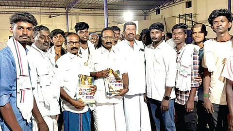 அதிமுகவில் இணைந்த ஓபிஎஸ் ஆதரவு நிர்வாகிகளை வரவேற்ற கட்சியின் அமைப்பு செயலாளர் எஸ்டிகே.ஜக்கையன்.