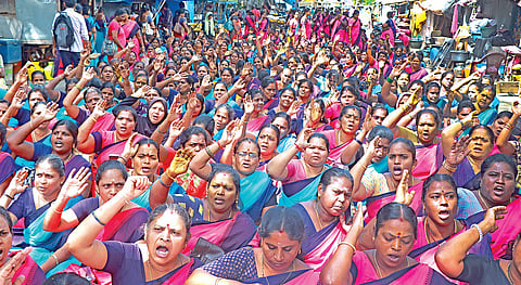 காலமுறை ஊதியம், பழைய ஓய்வூதிய திட்டம் உட்பட 21 அம்ச கோரிக்கைகளை வலியுறுத்தி ஆக்டோ-ஜியோ கூட்டமைப்பு சார்பில், சென்னை மாவட்ட ஆட்சியர் அலுவலகம் அருகே நடந்த வேலைநிறுத்தப் போராட்டத்தில் சத்துணவு ஊழியர்கள், அங்கன்வாடி பணியாளர்கள், சுகாதாரத் துறை ஊழியர்கள் கலந்து கொண்டனர். | படம்: ம.பிரபு |